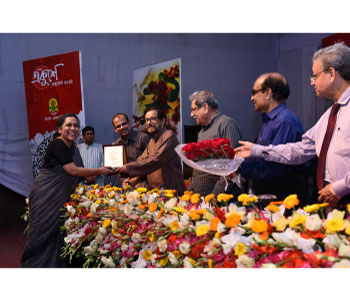 Receiving the Bangla Academy Munier Chowdhury Award 2014